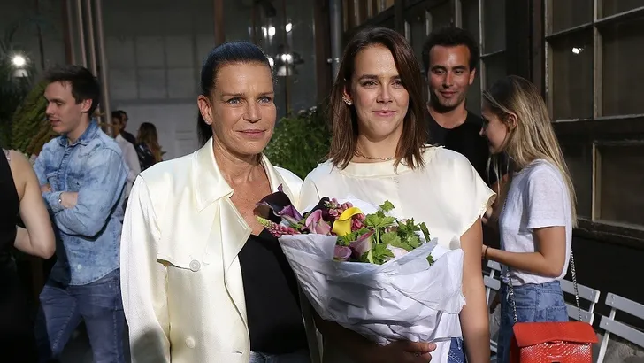 Prinses Stéphanie front-row bij eerste collectie dochter