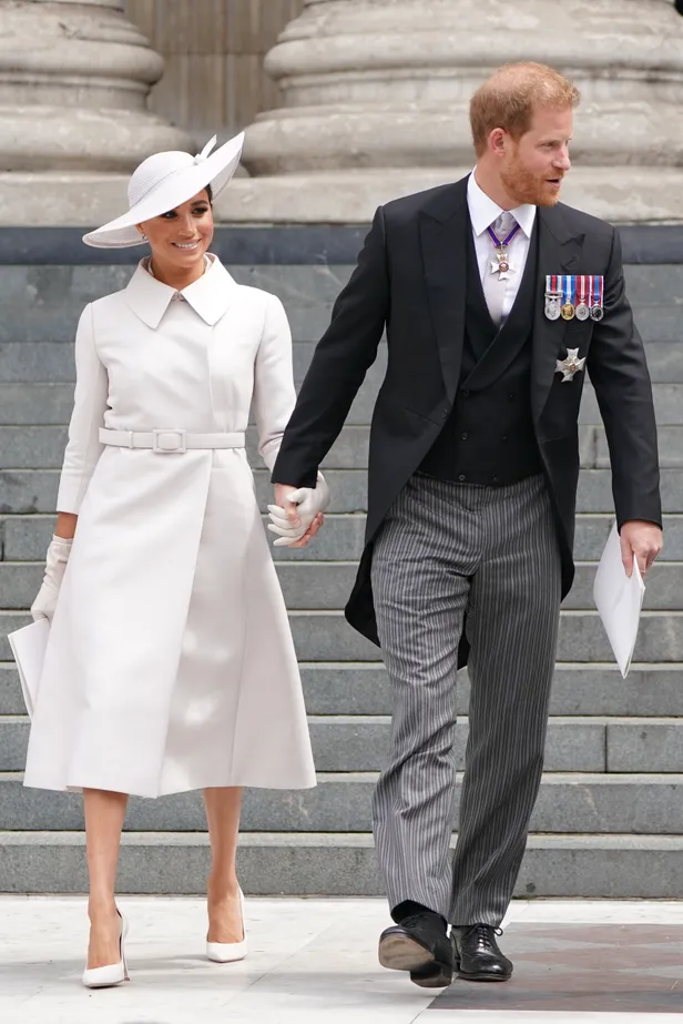 Prins Harry en Meghan Markle bij een kerkdienst tijdens de Platinum Jubilee-vieringen van Queen Elizabeth, 2022.