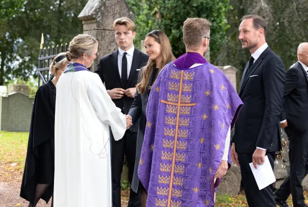 Koning Haakon, prinses Ingrid Alexandra, prins Sverre Magnus en koningin Sonja bij aankomst bij de Asker kerk.