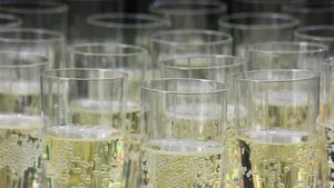 Waarom je nooit champagne uit een plastic beker moet drinken