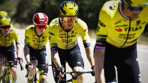 wilco kelderman rijdt namens team visma | lease a bike in een rol als knecht voor jonas vingegaard