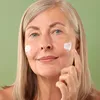 Dermatoloog legt uit: zo kun je SPF in je gezicht het beste aanbrengen | Nouveau