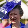 Prinses Anne schittert in vrolijke outfit tijdens eerste Royal Garden Party van het jaar