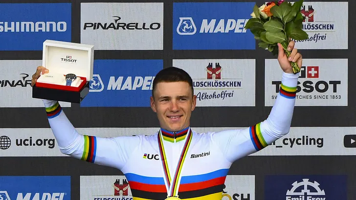 remco evenepoel in de regenboogtrui