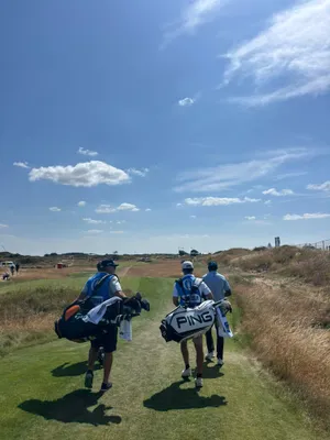 Neville Ruiter heeft met Reinier Saxton een ervaren caddie bij zich.