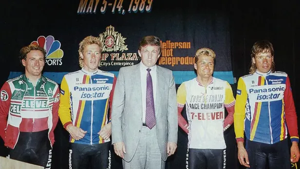 het podium van de tour de trump 1989, met trump in het midden met links naast hem eric vanderaerden en rechts dag otto lauritzen en henk lubberding