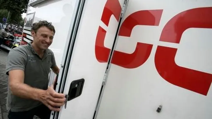 Hoffman keert terug in de wagen bij Riis