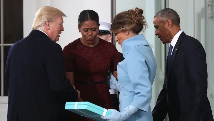 Zat dít in het cadeau van Melania Trump aan Michelle?