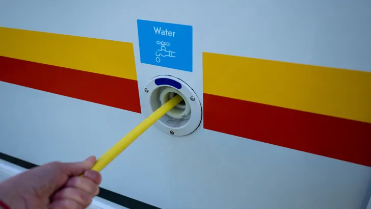 Waarom het vullen van de schoonwatertank na de winterstalling meer aandacht vraagt dan een snelle spoelbeurt