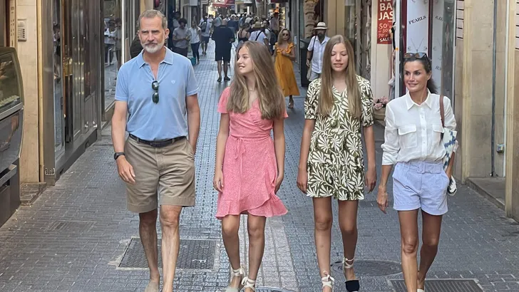 Royal Family Take A Walk In The Center Of Palma - Spain