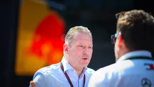 Jos Verstappen in gesprek met iemand van Mercedes