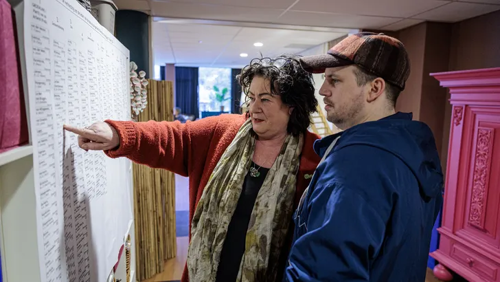 Caroline van der Plas bekijkt samen met haar zoon de kandidatenlijst in Deventer
