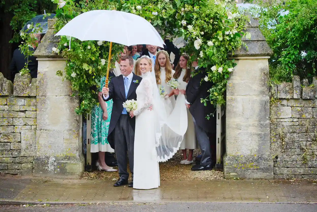 Royal wedding Peter Phillips en Harriet Sperling: het bruidspaar buiten bij de kerk na afloop van de bruiloft.