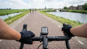 Gezichtspunt van een mannelijke wielrenner op de racefiets die naar een extreem hoge hartslag op het scherm van zijn Garmin fietscomputer kijkt.