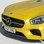 Beschonken bestuurder klapt frontaal op Haagse AMG GT