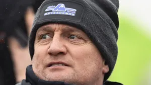 Bart Wellens kijkt geconcentreerd toe tijdens het EK veldrijden in Middelkerke, waar hij waarschuwde dat België zijn voorsprong in het veldrijden dreigt te verliezen.