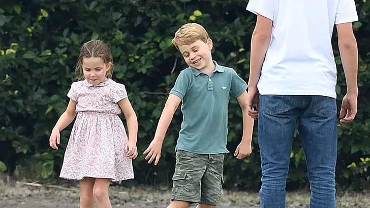 Girlpower: prinses Charlotte trapt een balletje