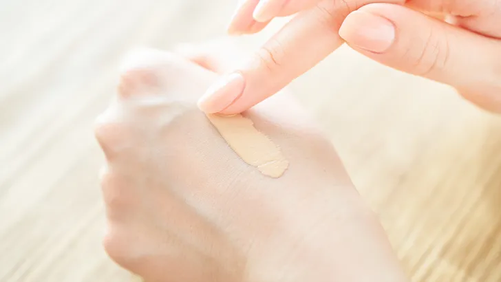 Deze slimme techniek fixeert je foundation de hele dag zonder bijwerken