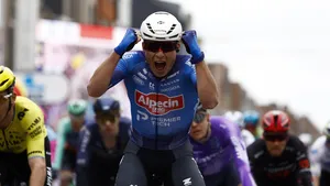 Jasper Philipsen juicht aan de finish.