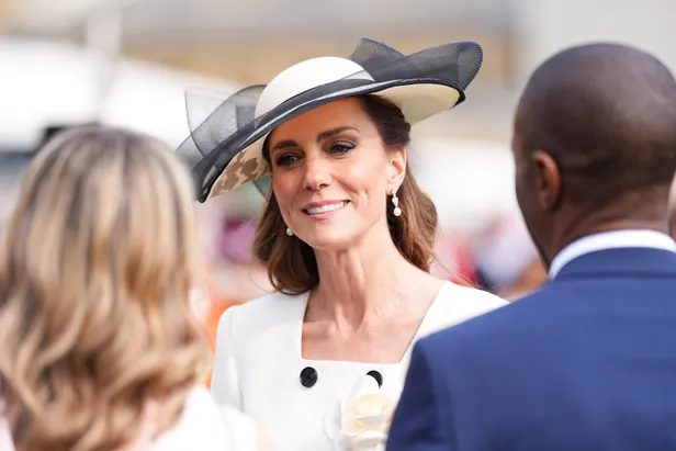 Detailfoto van prinses Kate in haar polkadot jurk van Self-Portrait bij de Garden Party te Buckingham Palace, mei 2026.