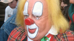 5 Theorieën: hoe is Clown Bassie aan z'n idioot platte neus gekomen?