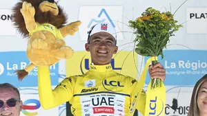 Isaac del Toro als eindwinnaar op het podium in de Tour Auvergne.