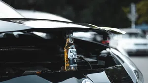 Je auto en je drankje in stijl: personaliseer je flessen voor het 25-jarig jubileum