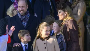 Prinses Charlotte laat steeds vaker Kate's hand los. Een psycholoog legt uit waarom dit subtiele gebaar juist wijst op een ijzersterke band.