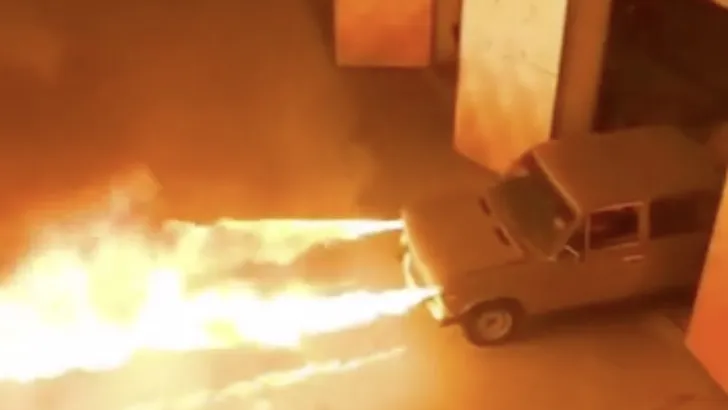 Vlammenwerper-Lada is perfect voor Russische winters (video)