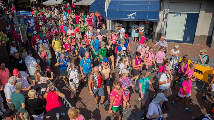 Foto van Vierdaagselopers uit 2022. – Wandel je fit: zoveel calorieën verbrand je tijdens de Nijmeegse Vierdaagse