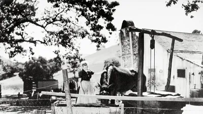 Beeld van een boerderij uit de film Dawn to Dawn (1933)