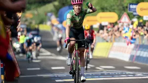 Michael Valgren komt winnend over de finish in de Giro.