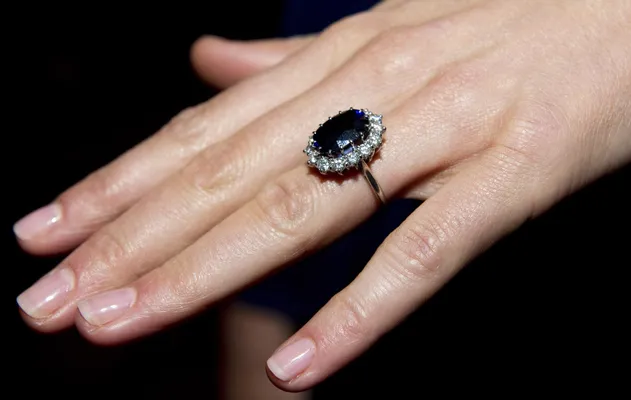 Het juweeltje heeft een forse saffier met een rand fonkelende diamanten.