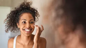 Vrouw is bezig met haar skincare.