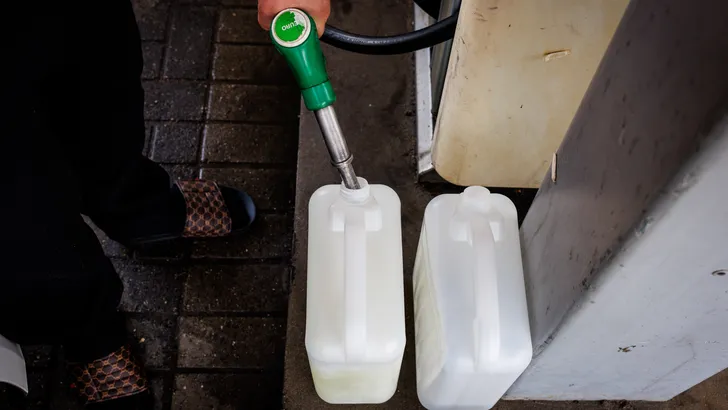 Belgen zijn het spuugzat: grensstad wil wegen sluiten voor Nederlandse tanktoeristen