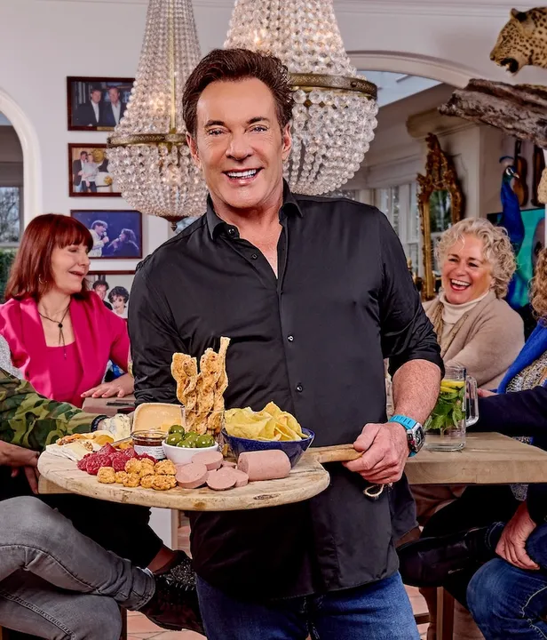 Gerard Joling over plastische chirurgie: 'Implantaten? Borsten krijg je als man vanzelf wel!'