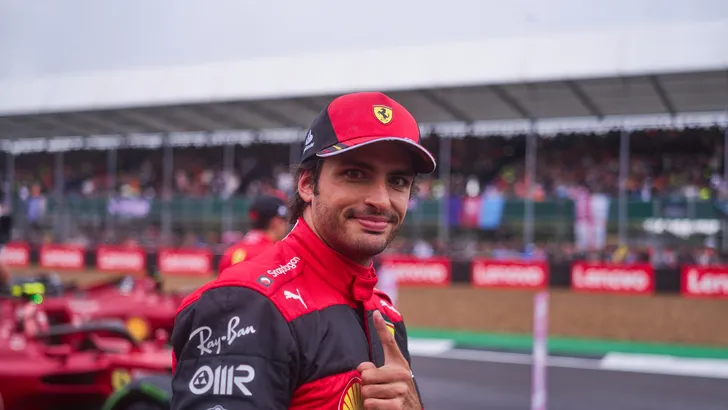 Carlos Sainz pakt eerste overwinning op chaotisch Silverstone!