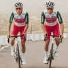 📸 Wielershirts 2025 | Lotto gaat retro, broek Polti blijft rood: dit zijn de nieuwe outfits van alle UCI ProTeams in 2025 | Wieler Revue