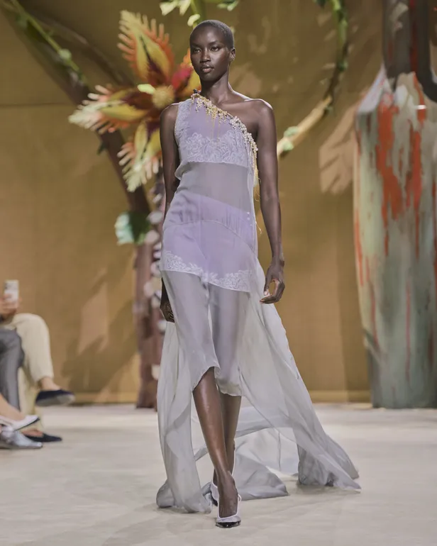 Model in lila see through jurk tijdens Chanel Haute Couture fashion show in Parijs 2026.