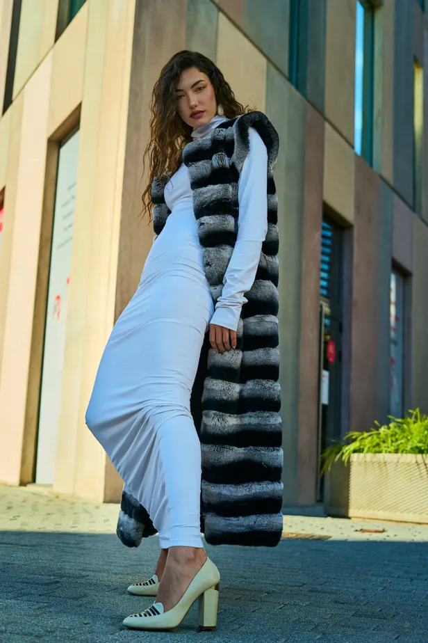 Jas: W!ldch!ld | Jurk: Alsedà | Schoenen: Pura López | Oorbellen: Regina Castillo