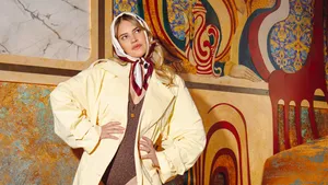 Foto van Eva Laurenssen in lichte jas met sjaaltje over haren voor Beau Monde 5 2025.