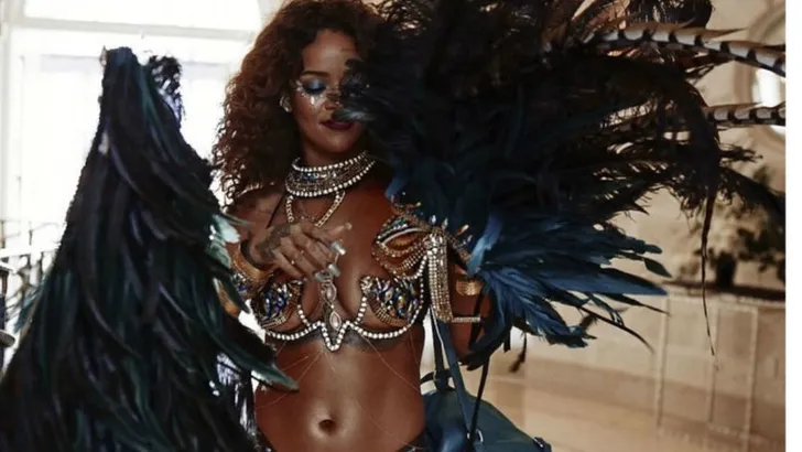 Rihanna viert halfnaakt carnaval