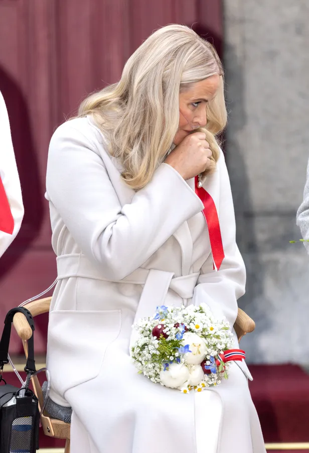 Kroonprinses Mette-Marit van Noorwegen met zuurstoftank op nationale feestdag, mei 2026.