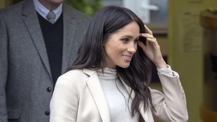 Zien: hertogin Meghan gespot in H&M-jurk