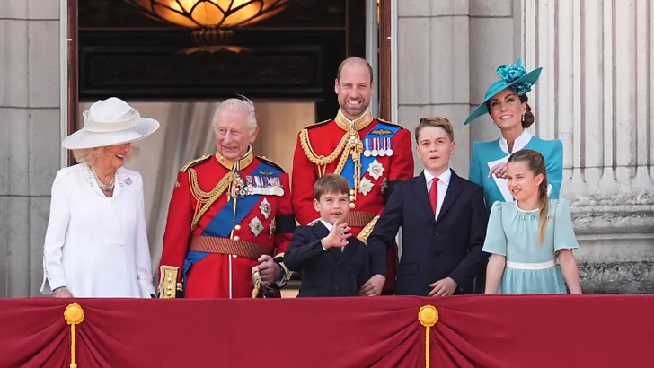 Foto van royals op het balkon van Buckingham Palace tijdens Trooping the Colour 2025 met o.a. prinses Kate en prins William.