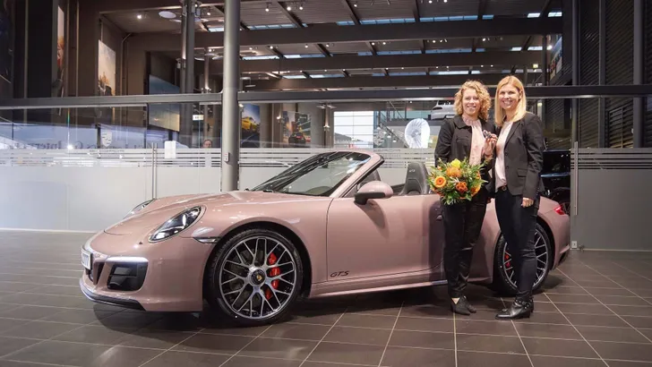 Porsche probeert jonge vrouwen binnen te hengelen met roze auto's