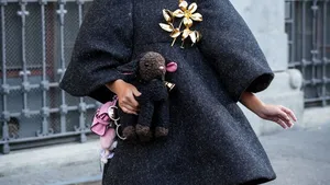 Vrouw met stijlvolle look.