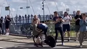 mads pedersen botst op jonge fan