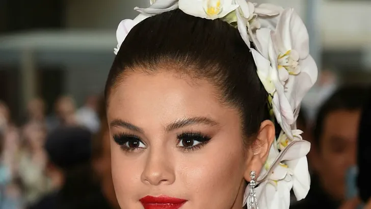 Selena Gomez post douchefoto