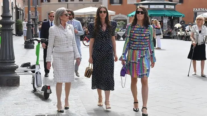 Prinses Caroline in stijl naar society wedding in Rome